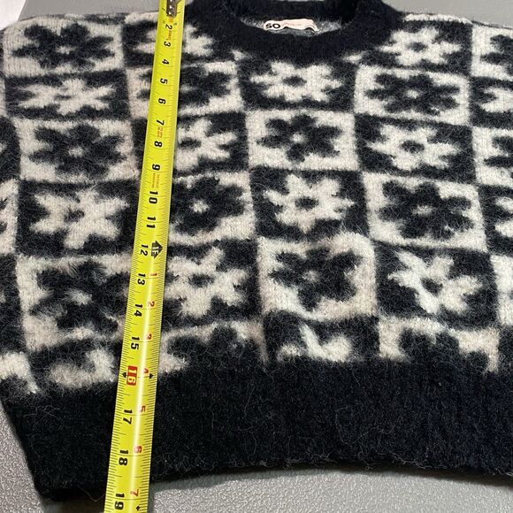 SO Fuzzy Floral Sweater Cropped Pullover Soft Thick Knit Womens M Black White - Picture 6 of 9